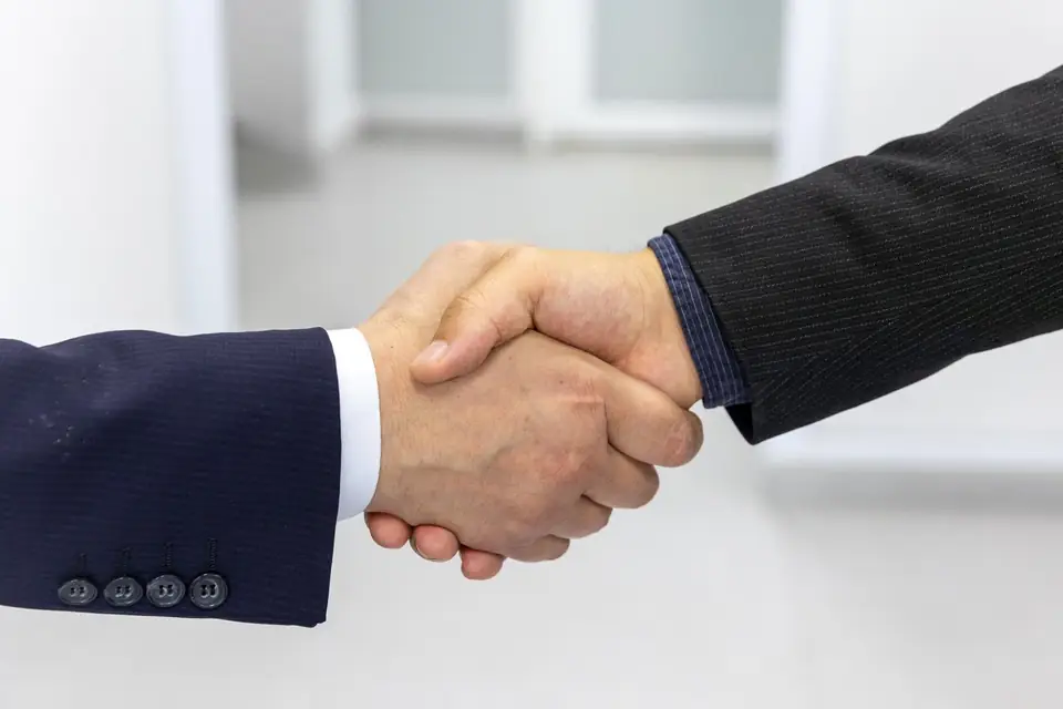 Aperto de mãos representando confiança no atendimento