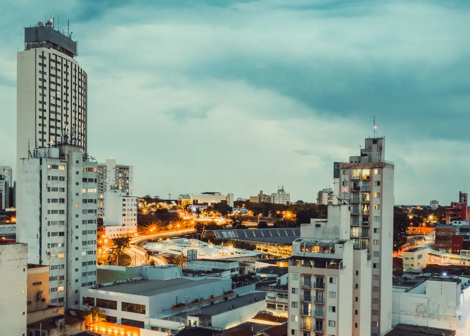 Skyline de Campinas ao anoitecer